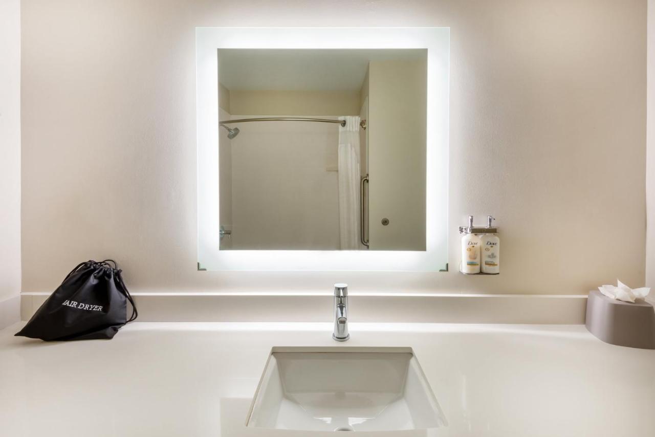 Holiday Inn Express Vermilion By Ihg Екстер'єр фото
