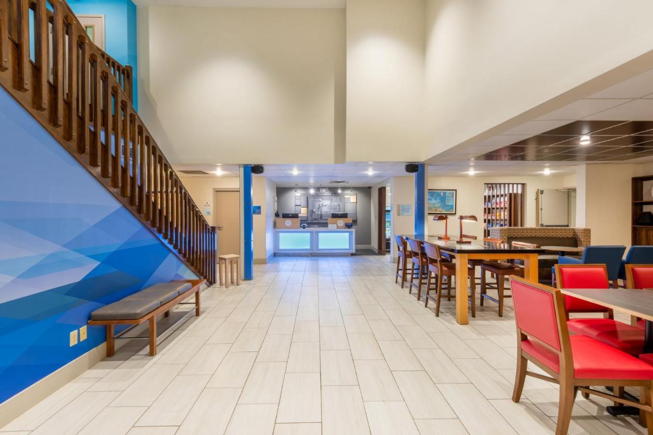 Holiday Inn Express Vermilion By Ihg Екстер'єр фото