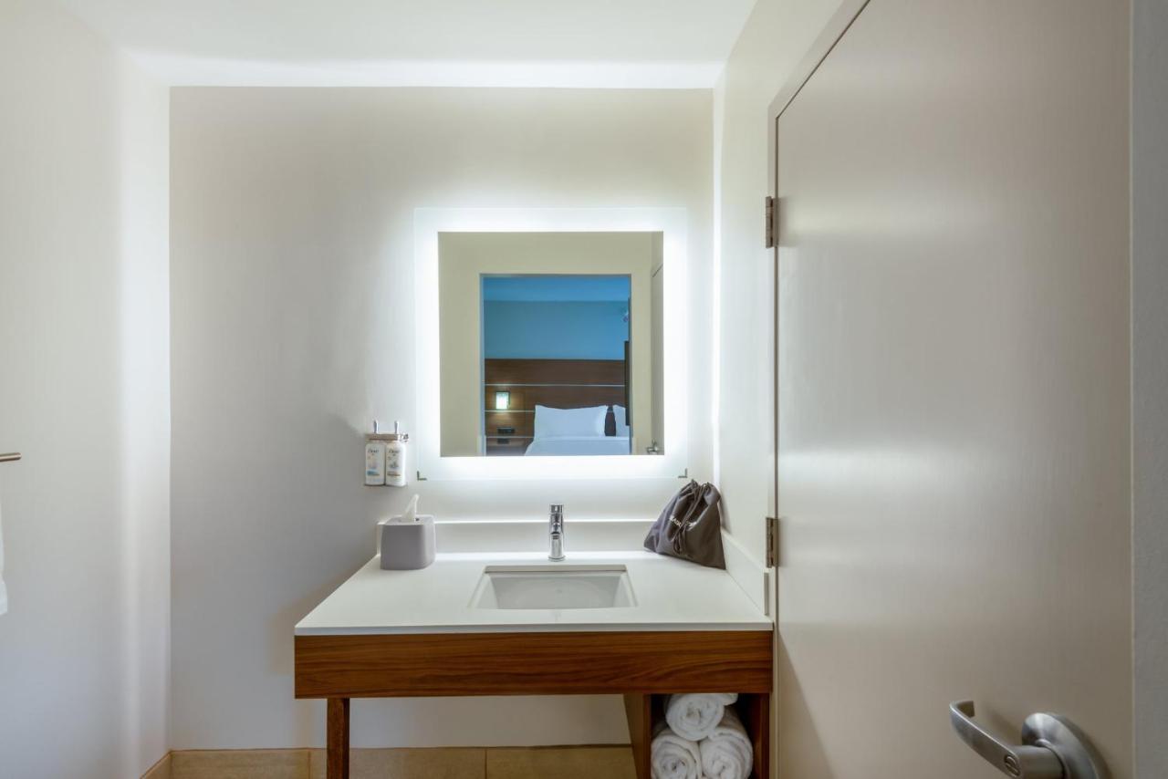 Holiday Inn Express Vermilion By Ihg Екстер'єр фото
